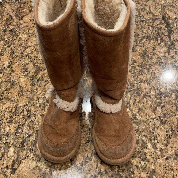 UGGs authentic girls size 2 - Picture 2 of 7